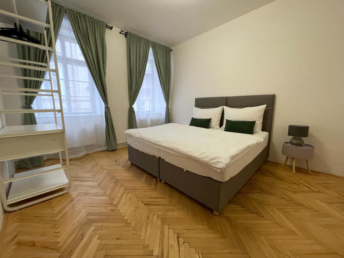 White Swan Boutique Apartments Praga Esterno foto