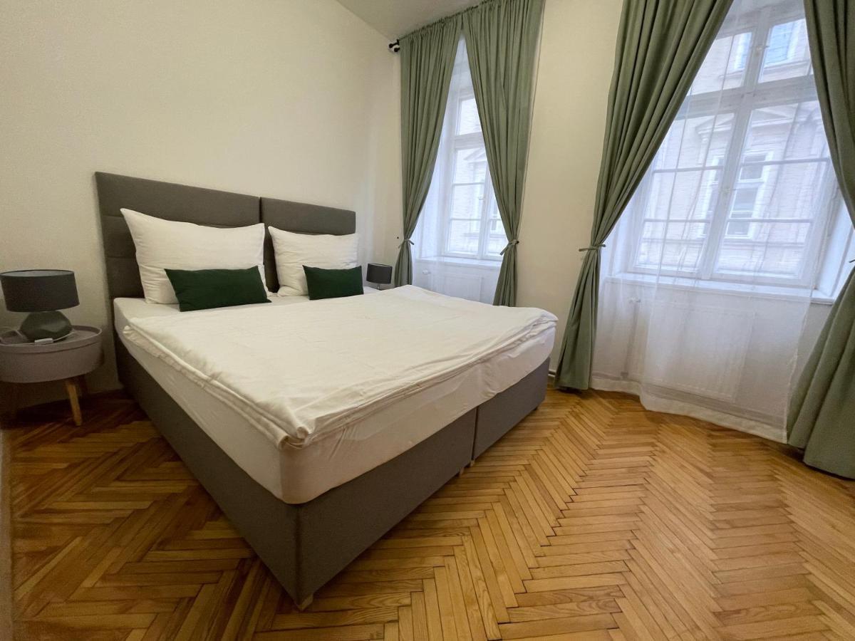 White Swan Boutique Apartments Praga Esterno foto