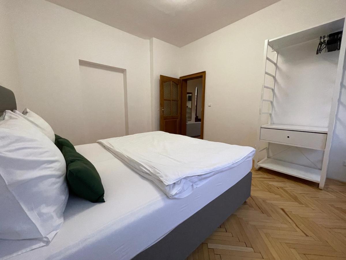 White Swan Boutique Apartments Praga Esterno foto