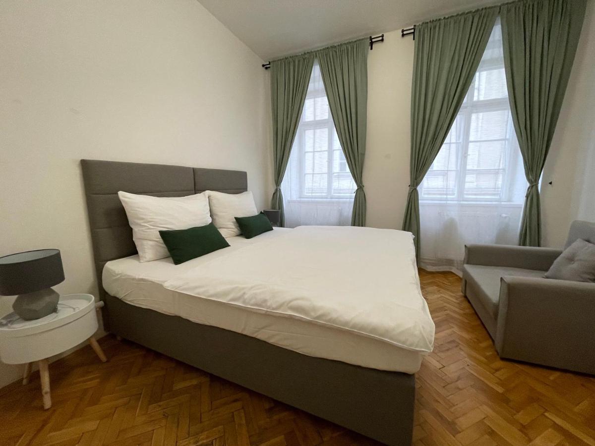 White Swan Boutique Apartments Praga Esterno foto